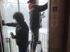 開荒保潔把窗戶玻璃劃了怎么辦